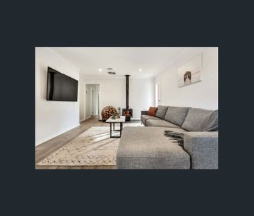 Spacious 3-Bedroom Home – Walk to Craigieburn Station!! - Photo 2