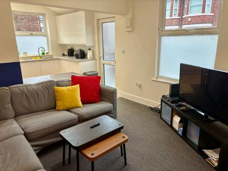 6 Bed Semi-Detached House, Lenton Boulevard, NG7 - Photo 3