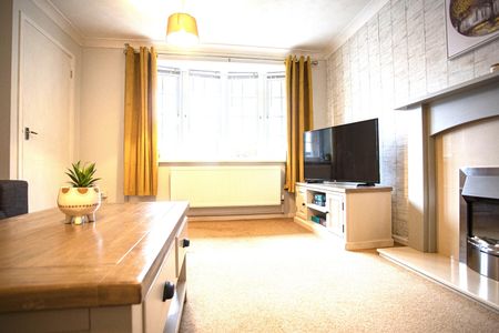 3 Bed Detached House, Rochford Drive, LU2 - Photo 2