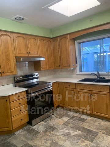 $2,095 / 3 br / 1 ba / Bright 3-Bedroom Upper Unit in St. Catharines - Photo 2