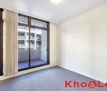 TWO BEDROOM APARTMENT WITH STUNNING CITY VIEWS - Photo 3