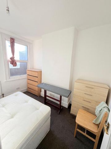 4 bedroom flat to rent - Photo 2