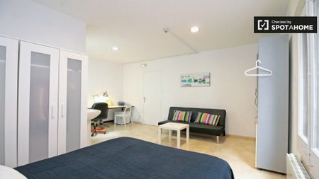 barcelona, Catalonia 08023 - Photo 5