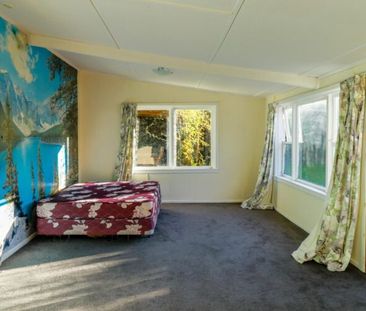 Large Bedroom in Shared Accommodation - Photo 1