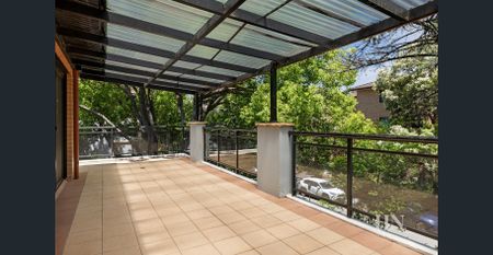 Huge apartment with house-like proportions in an ultra convenient location - Photo 3