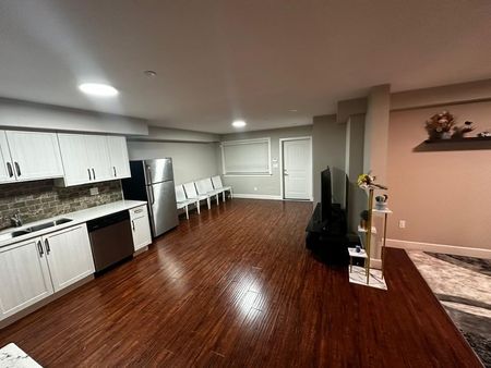 Warm and Welcoming Spacious 3 Bedrooms Suite – White Rock - Photo 5