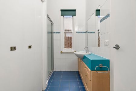 Renovated Victorian House in the Leafy Part of Windsor - Photo 5