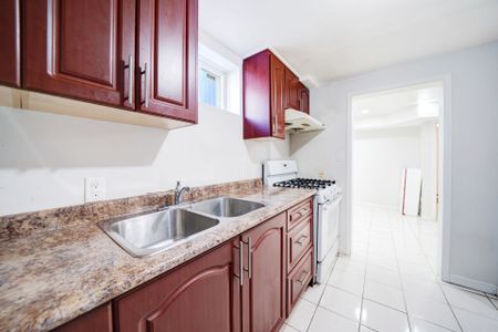 For Lease - 5 Claresholme Drive, Toronto, Ontario - Photo 4