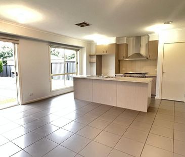 Perfectly positioned, three bedroom beauty! - Photo 5