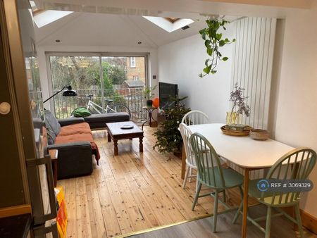 3 bedroom flat to rent - Photo 2