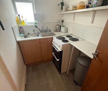 1 bedroom in a house share to rent - Photo 3