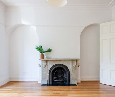 Exquisite renovated terrace in landmark row - Photo 1