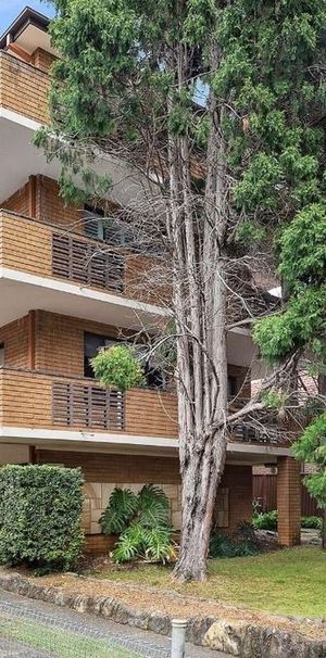 Unbeatable Convenience – Stroll to Shops, Cafés & Station - Photo 1