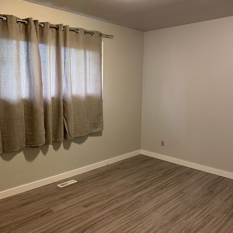 2 Bedroom lower unit in Rosslyn- SF89 - Photo 1