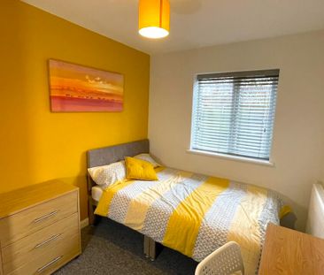 Smart, quiet room, Close to Town Centre - Photo 3