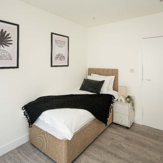 Cuckoo Hall Lane, London - Photo 1