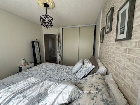 Townhouse For Lease | S8120872 - Photo 3