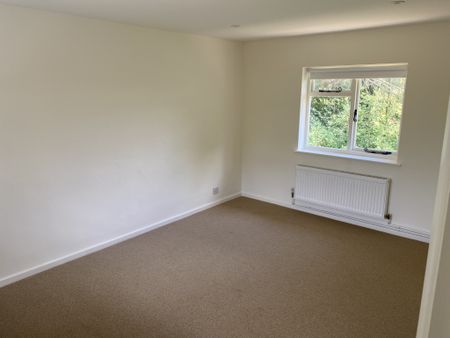 Three Bedroom Apartment for Rent in Rogate - Photo 5