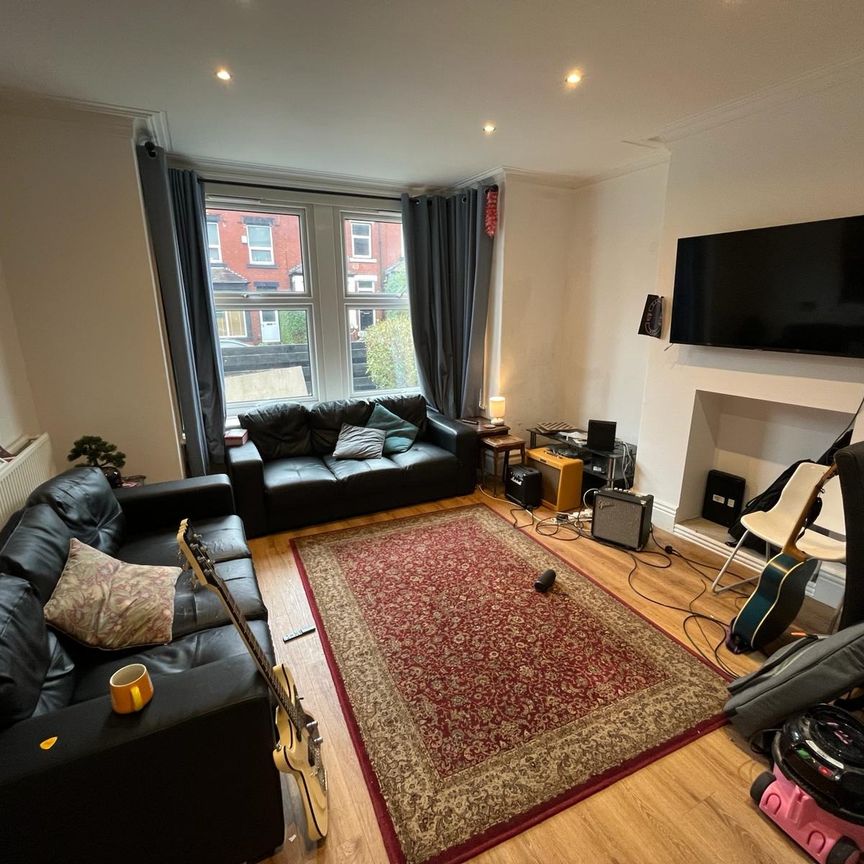 Headingley Avenue, Headingley - Photo 1