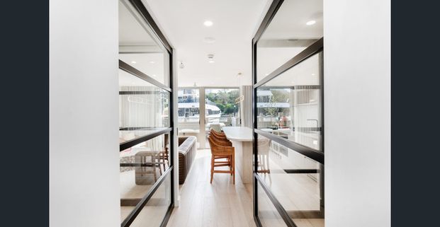 Luxurious waterfront living at the iconic Finger Wharf - Photo 1