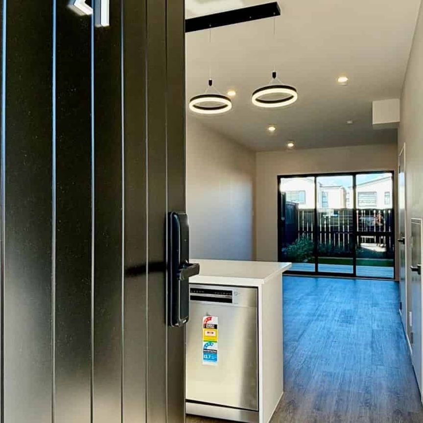 Newly 2 bedrooms plus 1 study room Townhouse - Photo 1