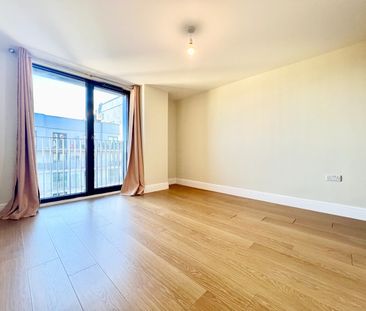 3 Bed Flat, Charter House, IG1 - Photo 4