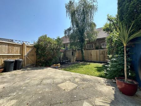 4 bedroom semi-detached house to rent - Photo 3