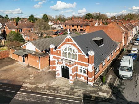 Spacious Studio for Couples | En-Suite | Stunning Church Conversion | Nuneaton CV11 - Photo 4