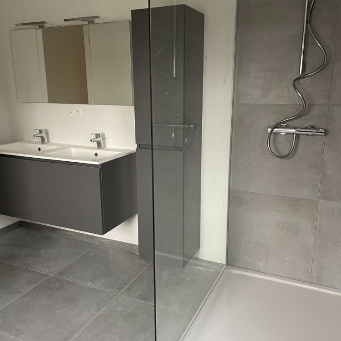 Drie slaapkamer EENGEZINSWONING met garage & tuin - Foto 1