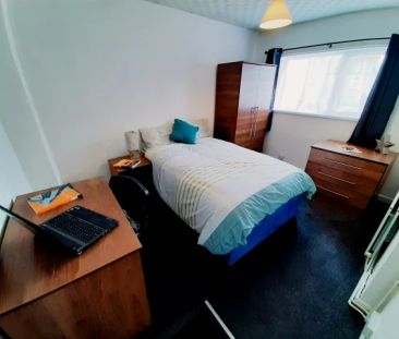 4 Bedrooms-First Floor Front - Photo 5