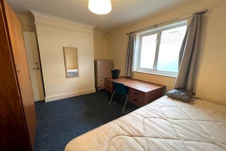 5 bedroom detached house to rent - Photo 2