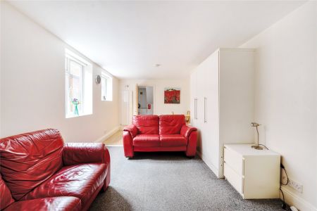 Station Road, Sway, Lymington, SO41 ground floor flat to rent - Photo 2