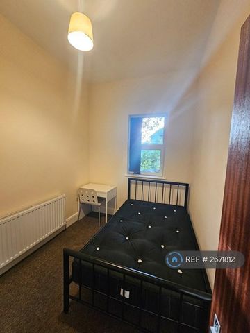 8 bedroom semi-detached house to rent - Photo 3