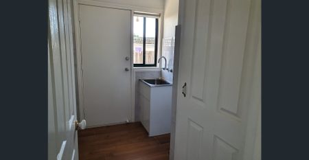 Neat Newport Family Home! - Photo 4