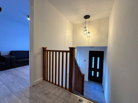 4 Bed Terraced House, Harrier Way, E6 - Photo 4