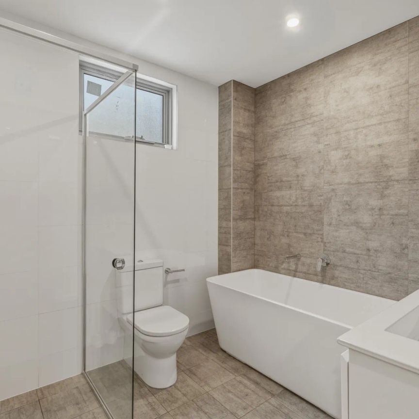 Spacious Apartment Enjoying Lake and Valley Views - Fully Furnished - Photo 1