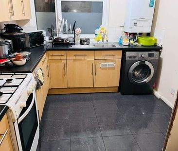 Room in a Shared House, Malmesbury Road, E3 - Photo 3