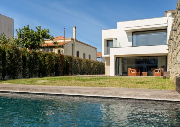 Moradia V5 em Senhora da Hora com jardim e piscina