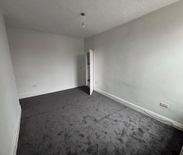 3 bedroom flat to rent - Photo 2