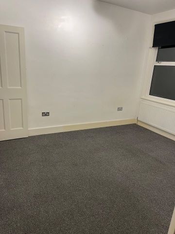 3 Bed Terraced House, Thornton Road, CR0 - Photo 2