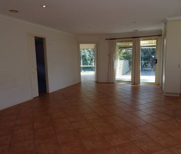 6 Ikara Close, Dunlop ACT 2615 - House For Rent | Domain - Photo 4