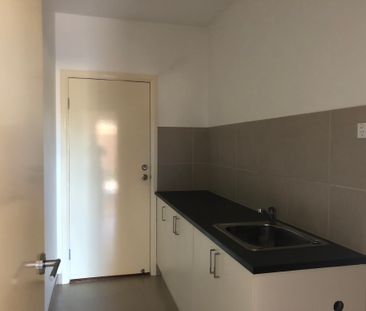 Charming 2-Bedroom Villa with Modern Comforts & Secure Parking - Photo 5