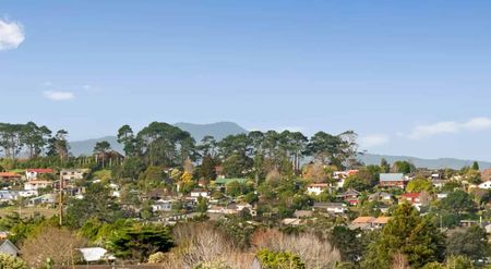 Sunny 3 Bedroom Home in Totara Vale – Great Location - Photo 3