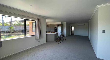 Spacious 4-Bedroom Family Home - Photo 5