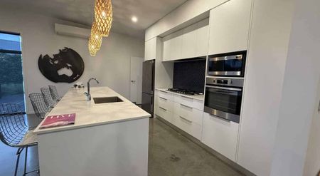 Executive three-bedroom home - Photo 5