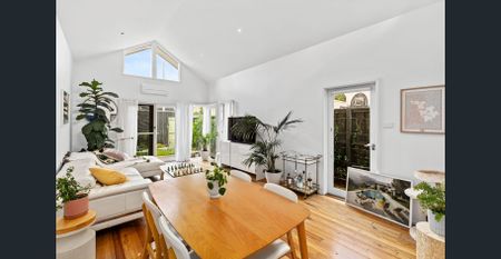 The captivating appeal of a classic terrace - Photo 3