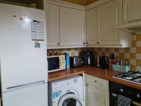 large 2 bed flat in the heart of Winton - Photo 2