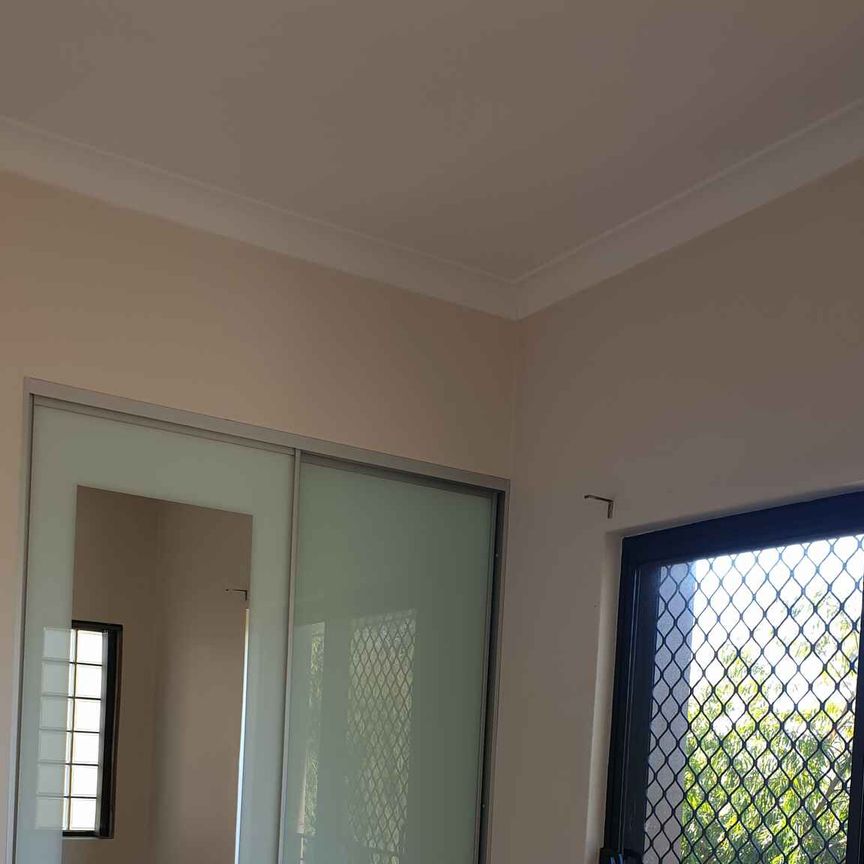 2 Bedroom unit with lock up garage - Photo 1