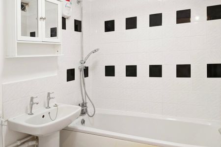 Mullards Close, MITCHAM - Photo 5