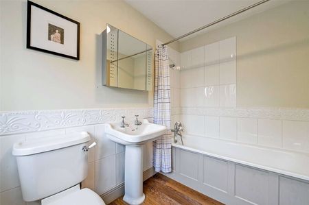 Modern family home in sought after village - Photo 3